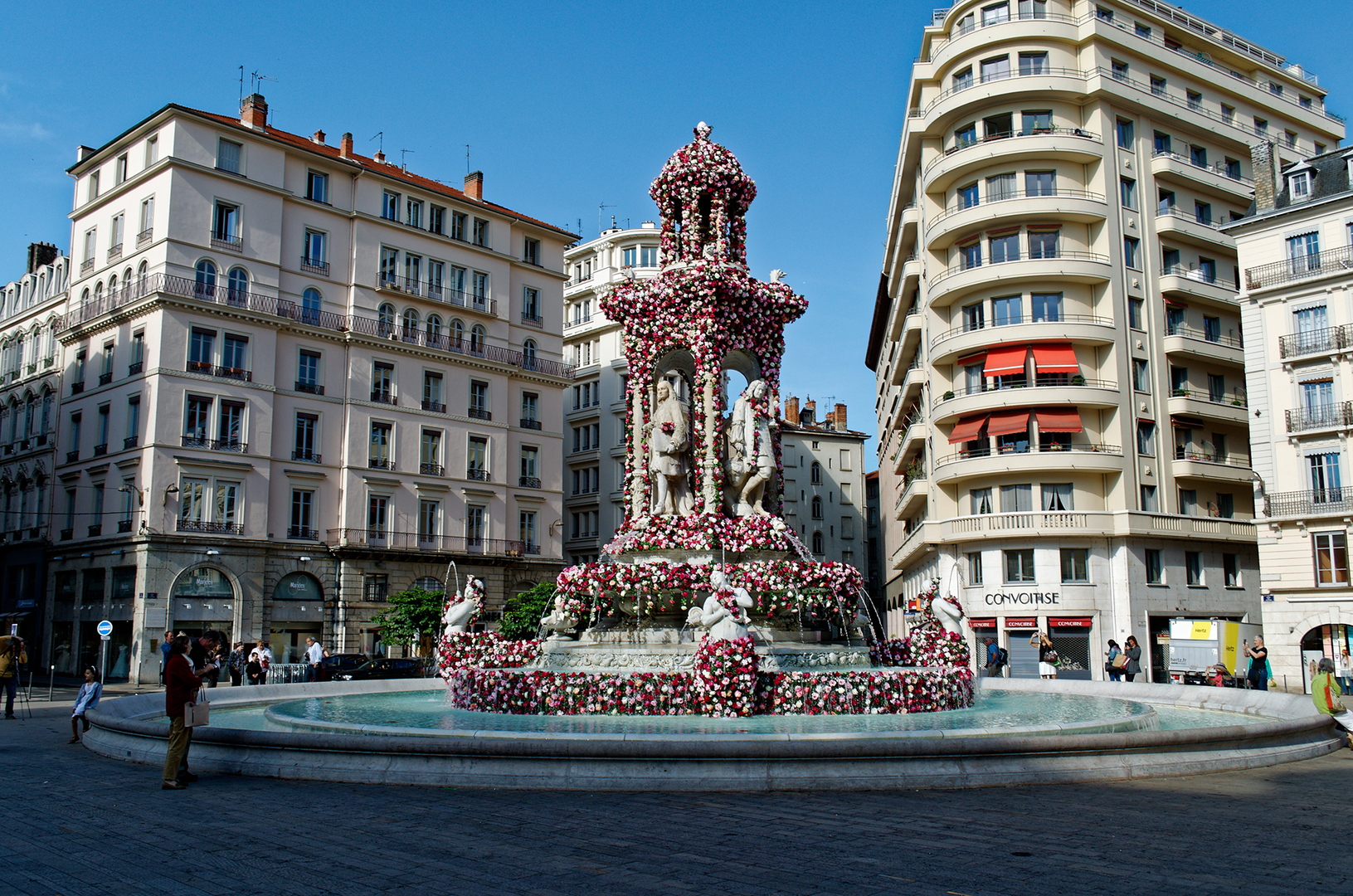 Installation d'envergure qui offrait une transformation spectaculaire de la fontaine de la Place des Jacobins. 